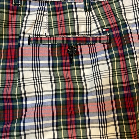 Tommy Hilfiger Classic Chino Shorts Men Size 42 Flat Front Plaid Red Green Blue - Picture 7 of 10
